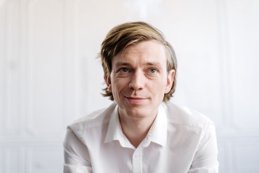 Jan Smit tijdens een publiek optreden, als illustratie bij een artikel over scheidingsgeruchten en bevestigde feiten