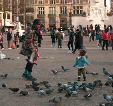 Johnny de Mol tijdens een publiek optreden, met focus op zijn gezinsleven en kinderen
