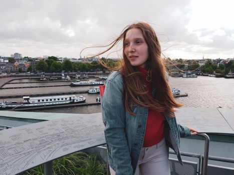 LINDA. Vakantieboek 2026 op een strandtas met zonnebril, sneakers en reisaccessoires voor een citytrip of zonvakantie
