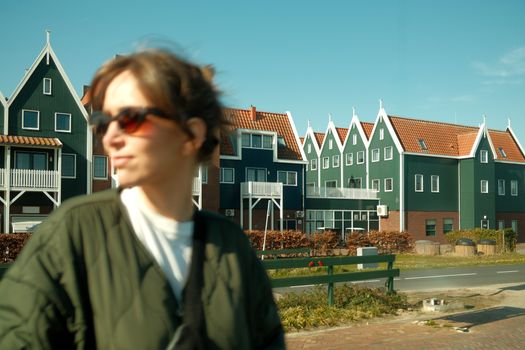 Maaike Schoon tijdens een tv-gesprek over internationale politiek en actualiteit