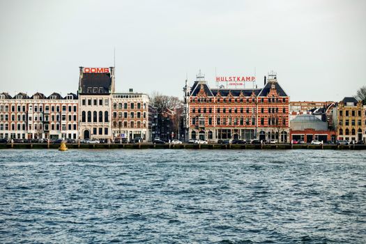 Smartphone met Mediacourant-artikel over tv-ruzie op een terras in het centrum van Bestamsterdam