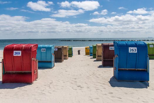 Gezin en vrienden genieten van de meivakantie 2026 in Amsterdam tijdens een zonnige dag met festival- en uitjesgevoel
