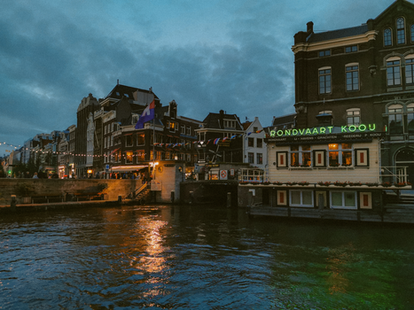 Scherm met browser en zoekopdracht mynd.nu op laptop in Amsterdamse werkomgeving