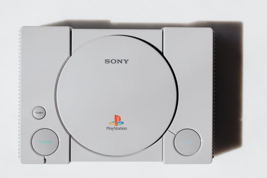 Conceptbeeld van de PlayStation 6 naast een moderne tv in een woonkamer met game-interface