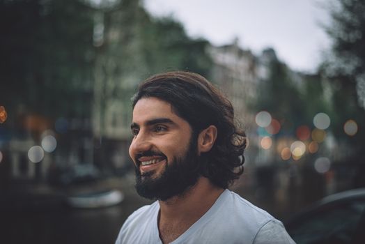 Ruben Nicolai tijdens een tv-opname, lachend in een studiocontext met licht en publiek