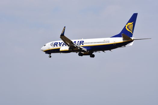 Ryanair-vliegtuig op Nederlandse luchthaven met reizigers die handbagage en ticketprijzen vergelijken