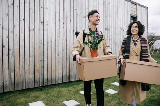 Stel bespreekt samenwonen aan de keukentafel met budgetlijst en verhuisdozen