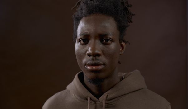 Smartphone met zoekresultaten over Samuel Onuha en sociale media in Amsterdam