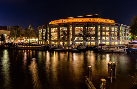 Smartphone met shownieuws over sterren en tv-nieuws op een Amsterdams terras