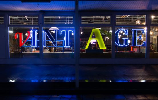 Tv-scherm met Vandaag Inside en kijkers in een Amsterdams café