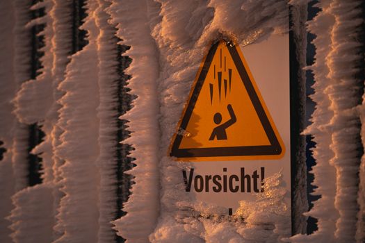 Waarschuwing voor matige sneeuw/ijs op glad fietspad en brug in Amsterdam tijdens winterweer