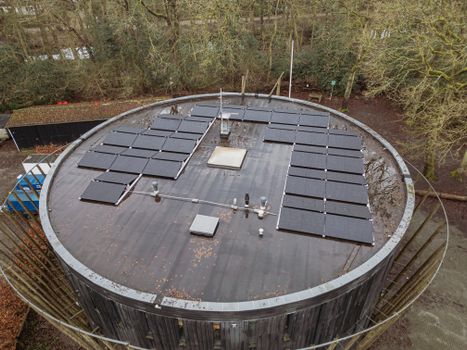 Zonnepanelen plat dak systeem op een Amsterdamse woning met montagesysteem en ballast